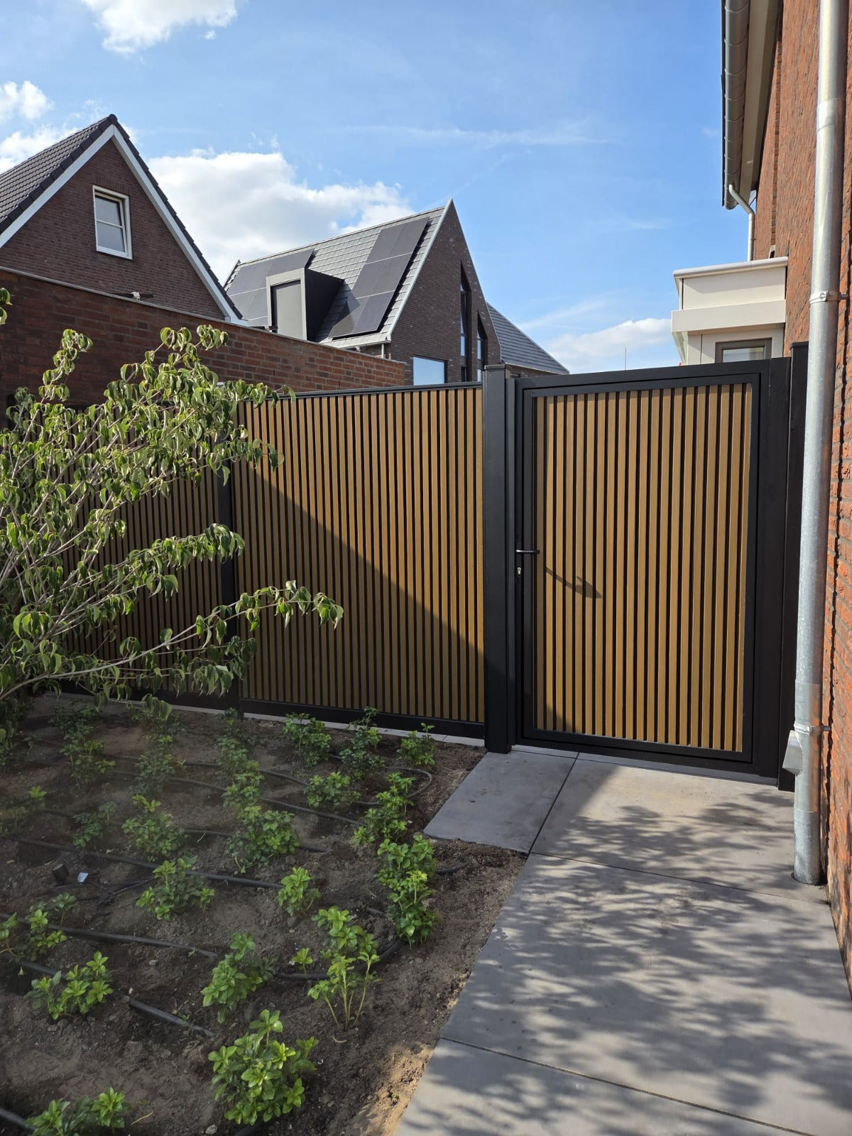 Enkele stalen poort, zwart gepoedercoat, fijnstructuur, incl. hang- en sluitwerk (t.b.v. profielen 21mm dik)